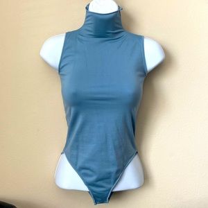 SKIMS ESSENTIAL MOCK-NECK  SLEEVELESS BODYSUIT | SIZE- XXS/XS | COLOR- ARTIC